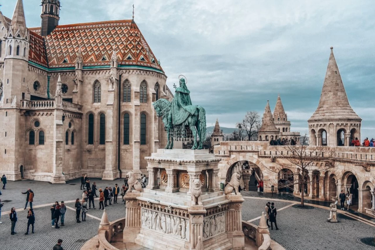 Land Tour Trung Âu 12 ngày 11 đêm: Khám Phá 5 Quốc Gia – Từ Budapest Thơ Mộng Đến Berlin Hiện Đại