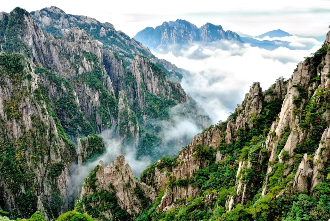 Land Tour Hoàng Sơn 5 ngày 4 đêm: Trải nghiệm sơn thủy hữu tình và cổ trấn nghìn năm lịch sử